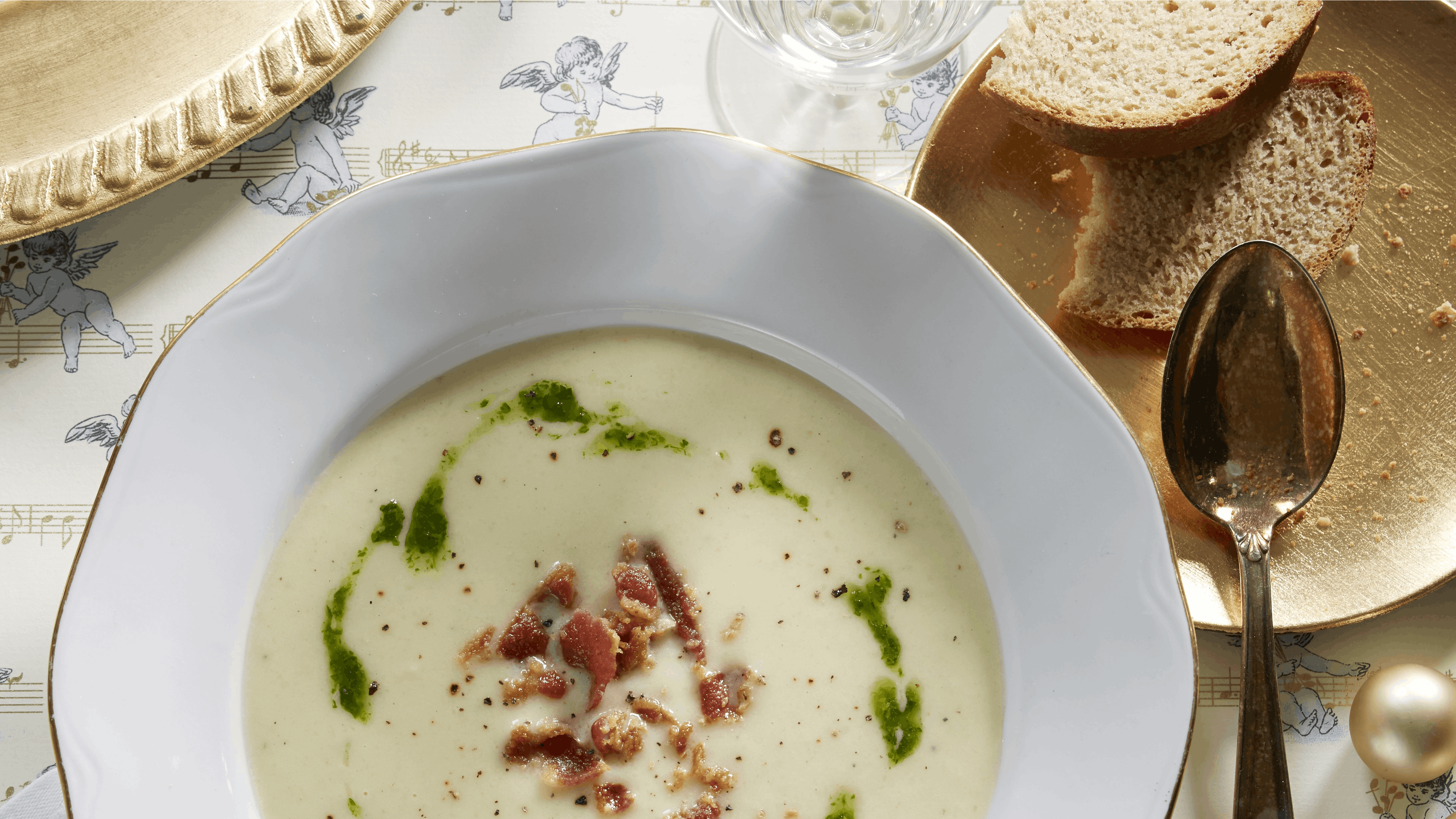 Flødelegeret suppe med blendede rodfrugter, knust sprød bacon og dryp med persilleolie.
