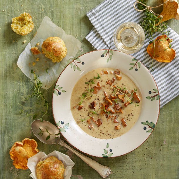 Kantarelsuppe med ostemuffins