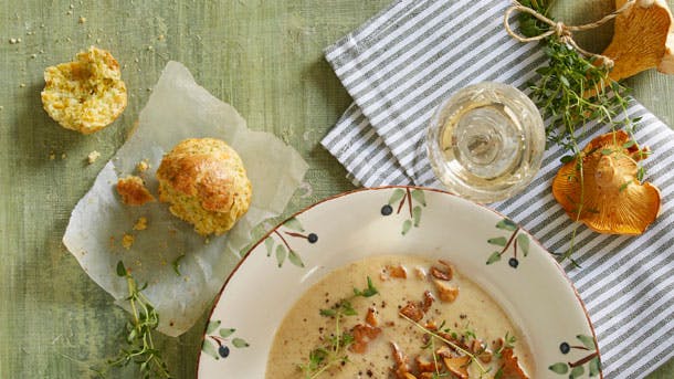 Kantarelsuppe med ostemuffins