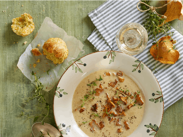 Kantarelsuppe med ostemuffins