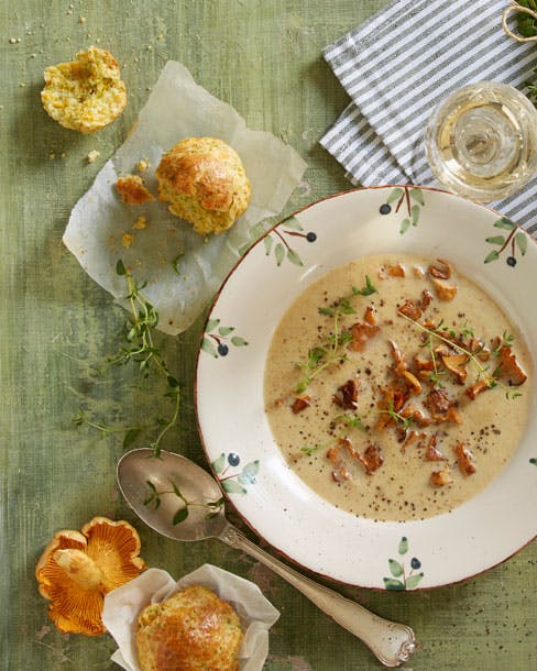 Kantarelsuppe med ostemuffins