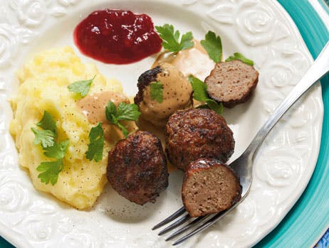 Svenske kødboller med kartoffelmos og flødesovs