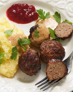 Svenske kødboller med kartoffelmos og flødesovs