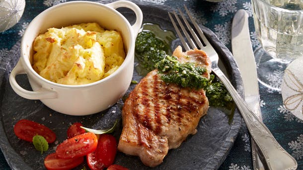 Koteletter chimichurri og kartoffelsufflé
