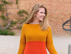 Strikkeopskrift: Kvinde i strikket sweater