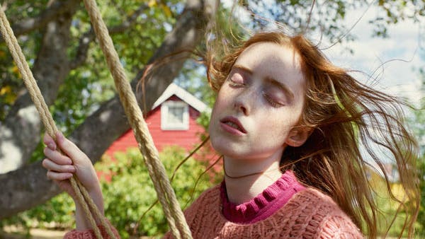 Kvinde med lyserød striksweater