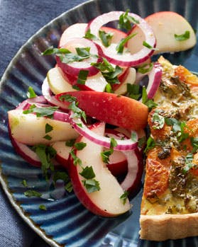 tærte med gulerødder og grønkål med æblesalat