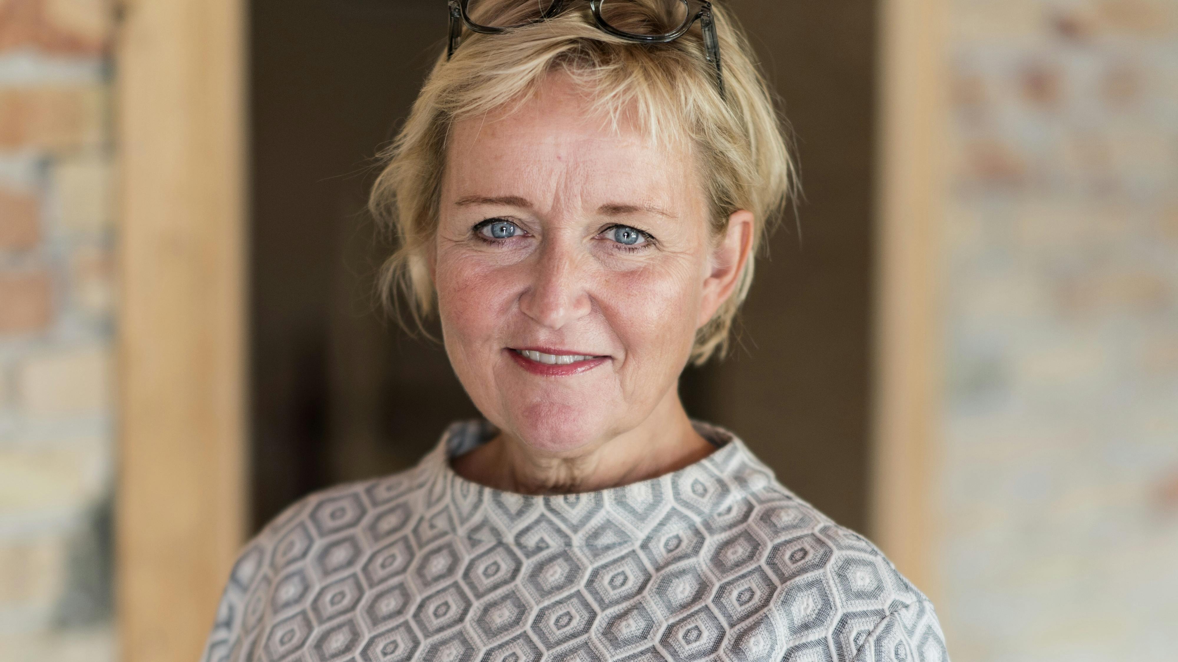 Dame med lyst hår og strik trøje