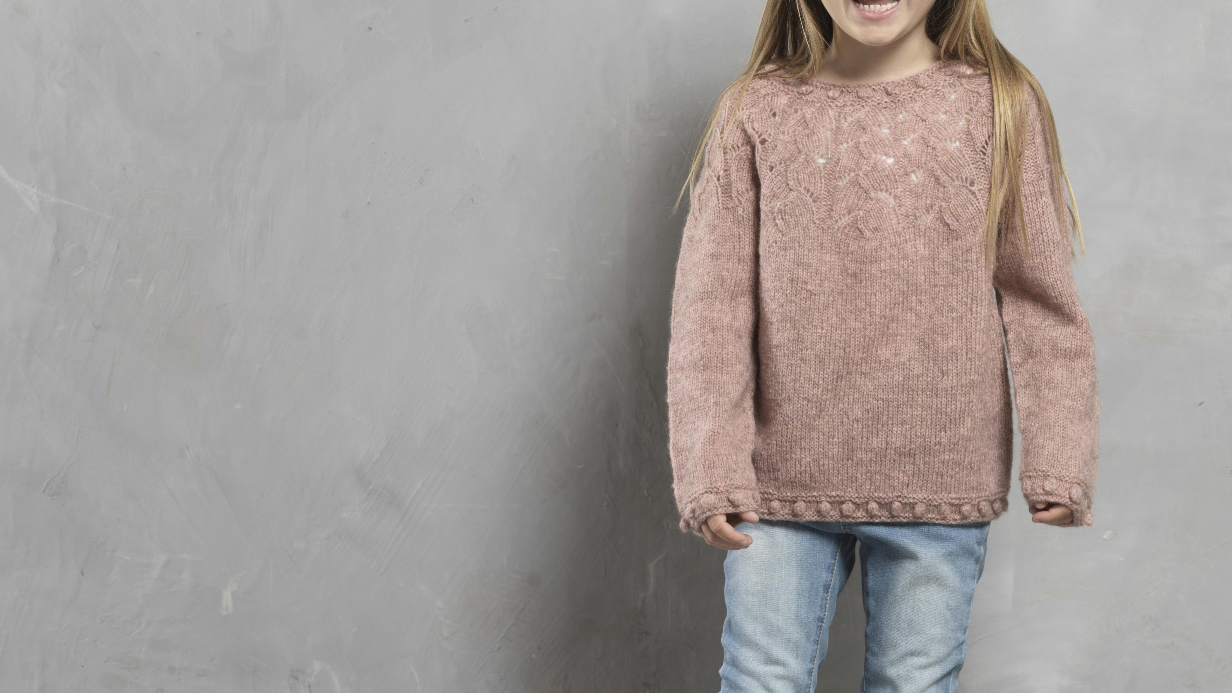 Strikkeopskrift: Pigebluse med rundt bærestykke