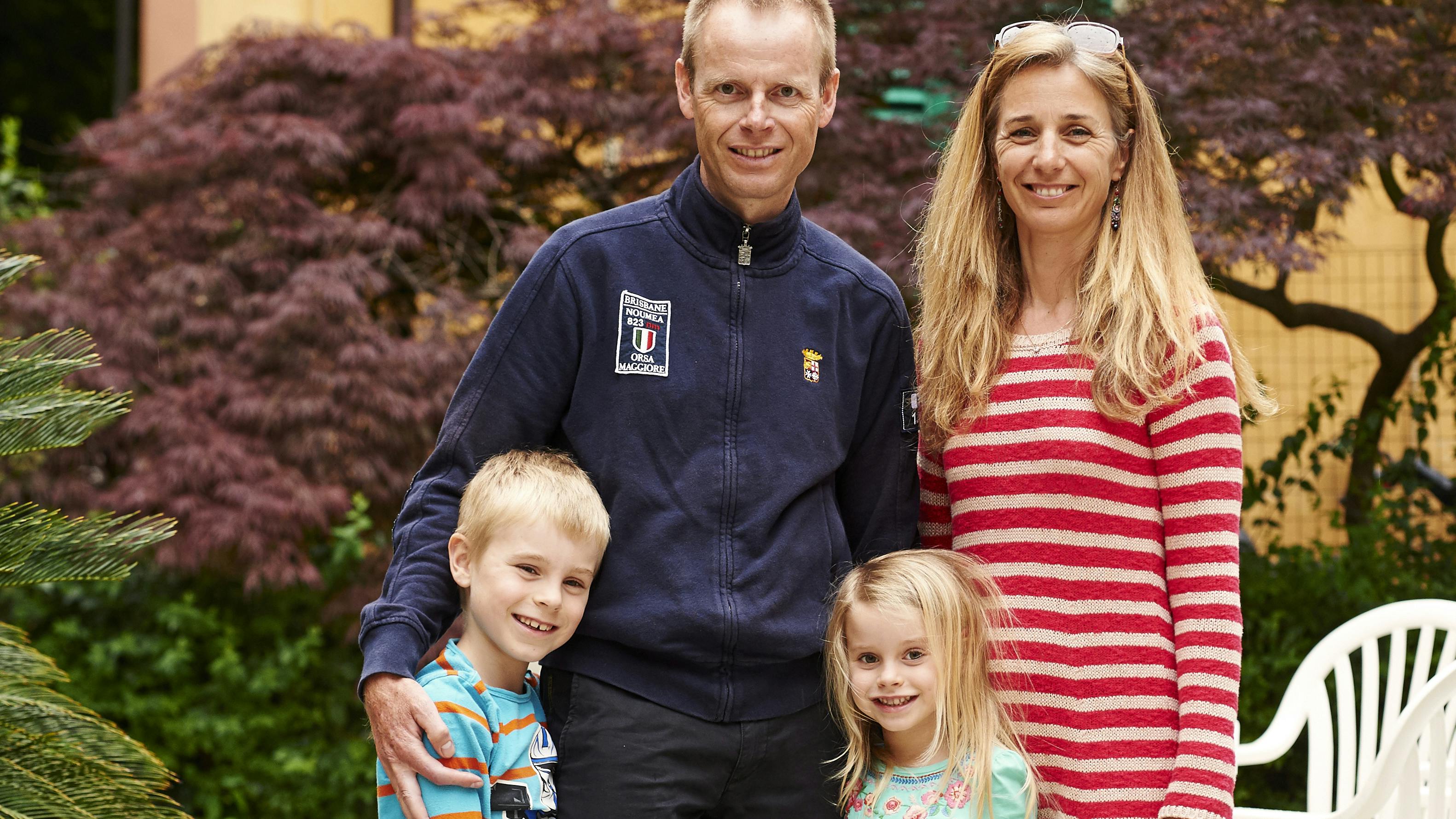 Lise Horslund Christensen og hendes danske mand Preben bor med deres børn Tristan og Helena i Lucca i Toscana, Italien, hvor Lise i tre år kørte som professionel cykelrytter og i dag er guide og rejseleder for Kulturrejser Europa.