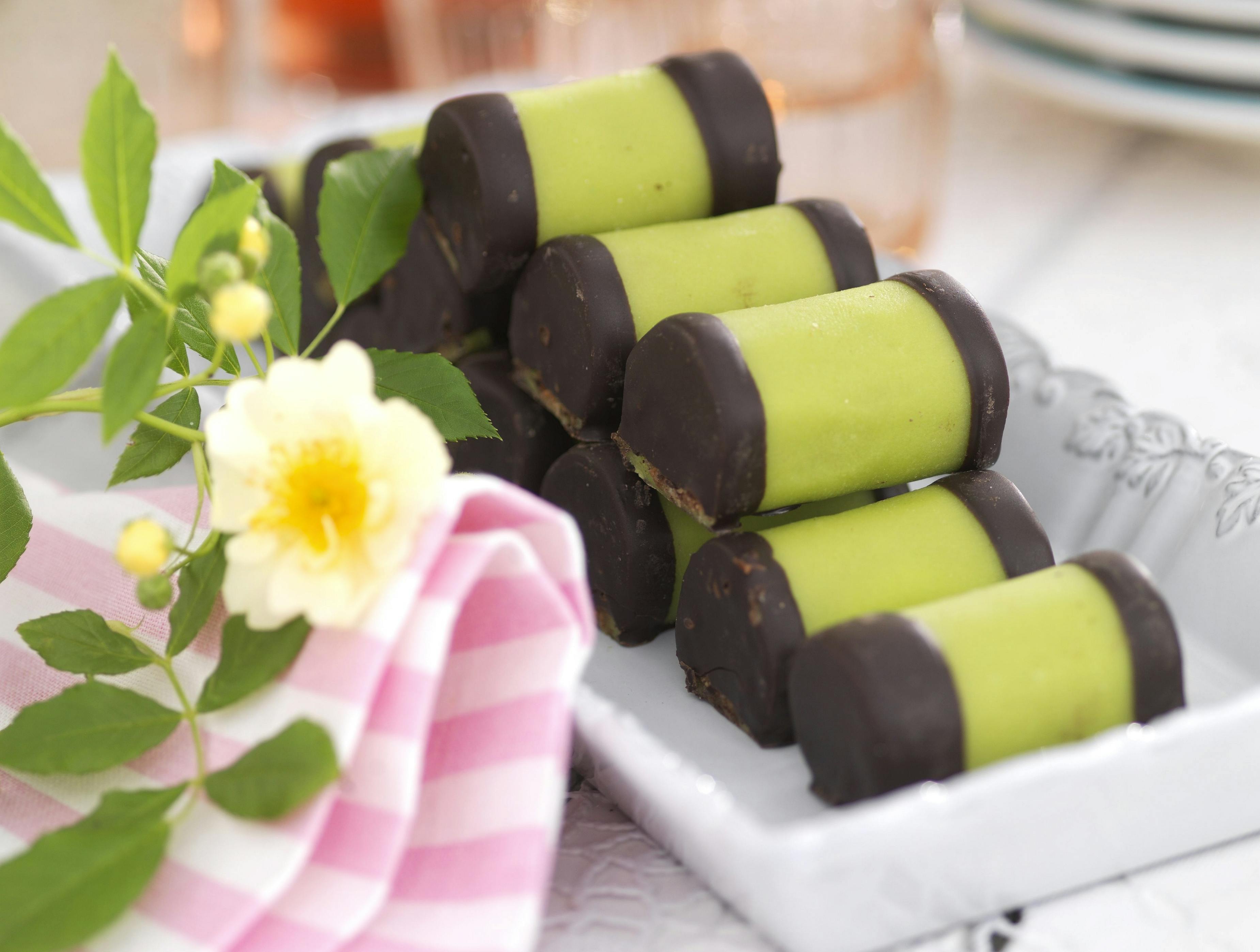 Træstammer er små ruller af kagedej med kakao og rom, som er omviklet med grøn marcipan og dyppet i chokolade i enderne 