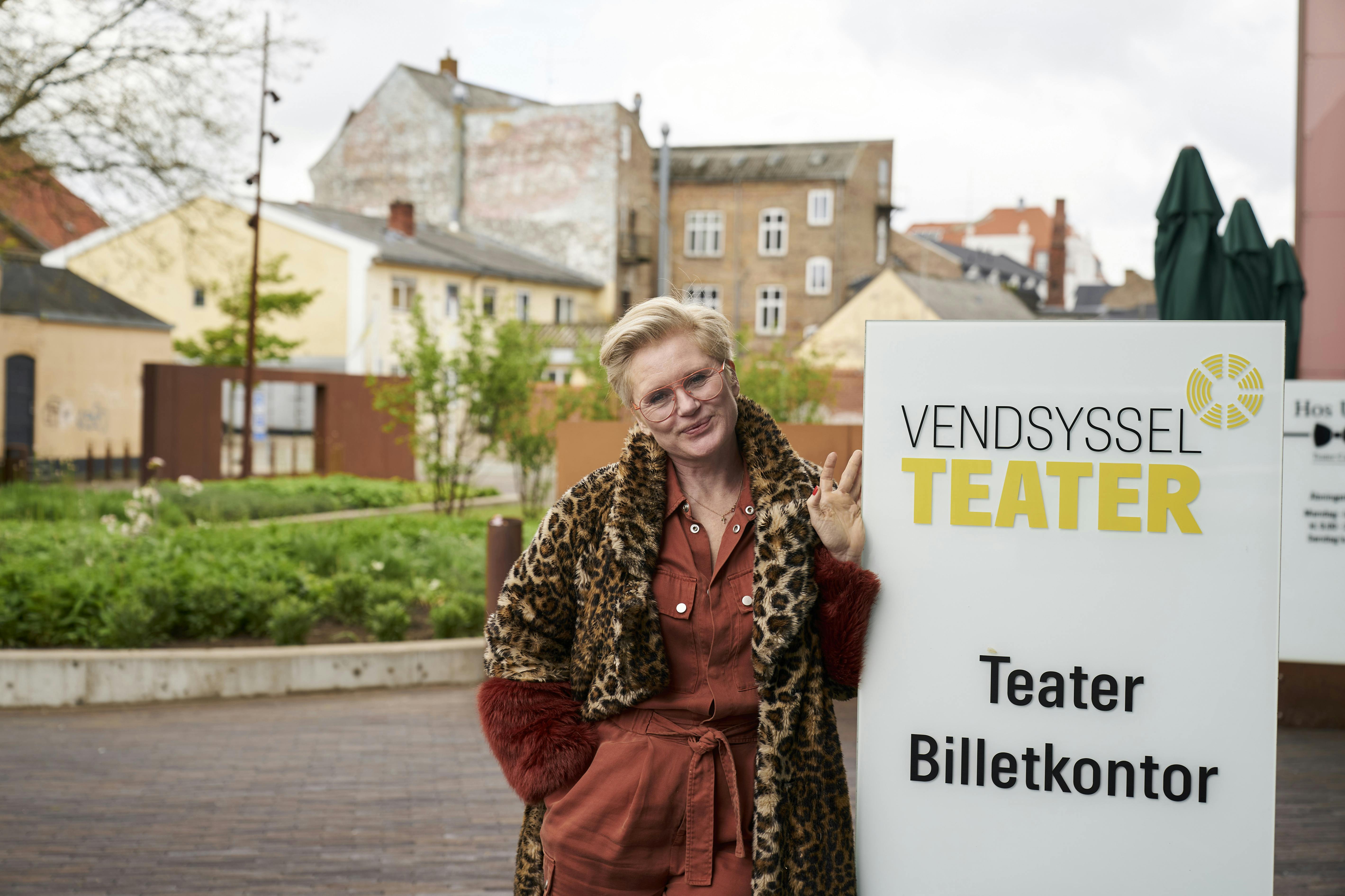Jeg trillede baglæns ind i spotlightet, fortæller Trine Gadeberg om sit første møde med den danske presse som ukendt revyhåb.