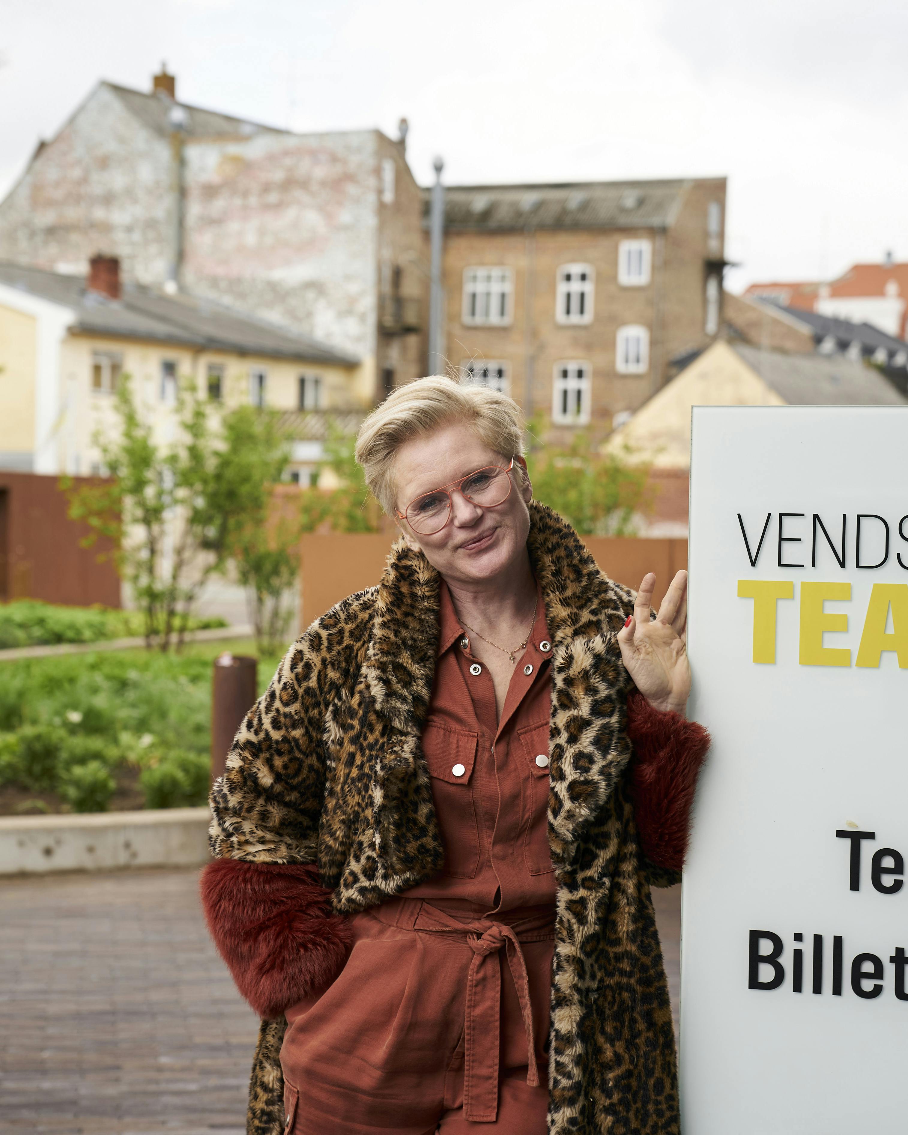 Jeg trillede baglæns ind i spotlightet, fortæller Trine Gadeberg om sit første møde med den danske presse som ukendt revyhåb.