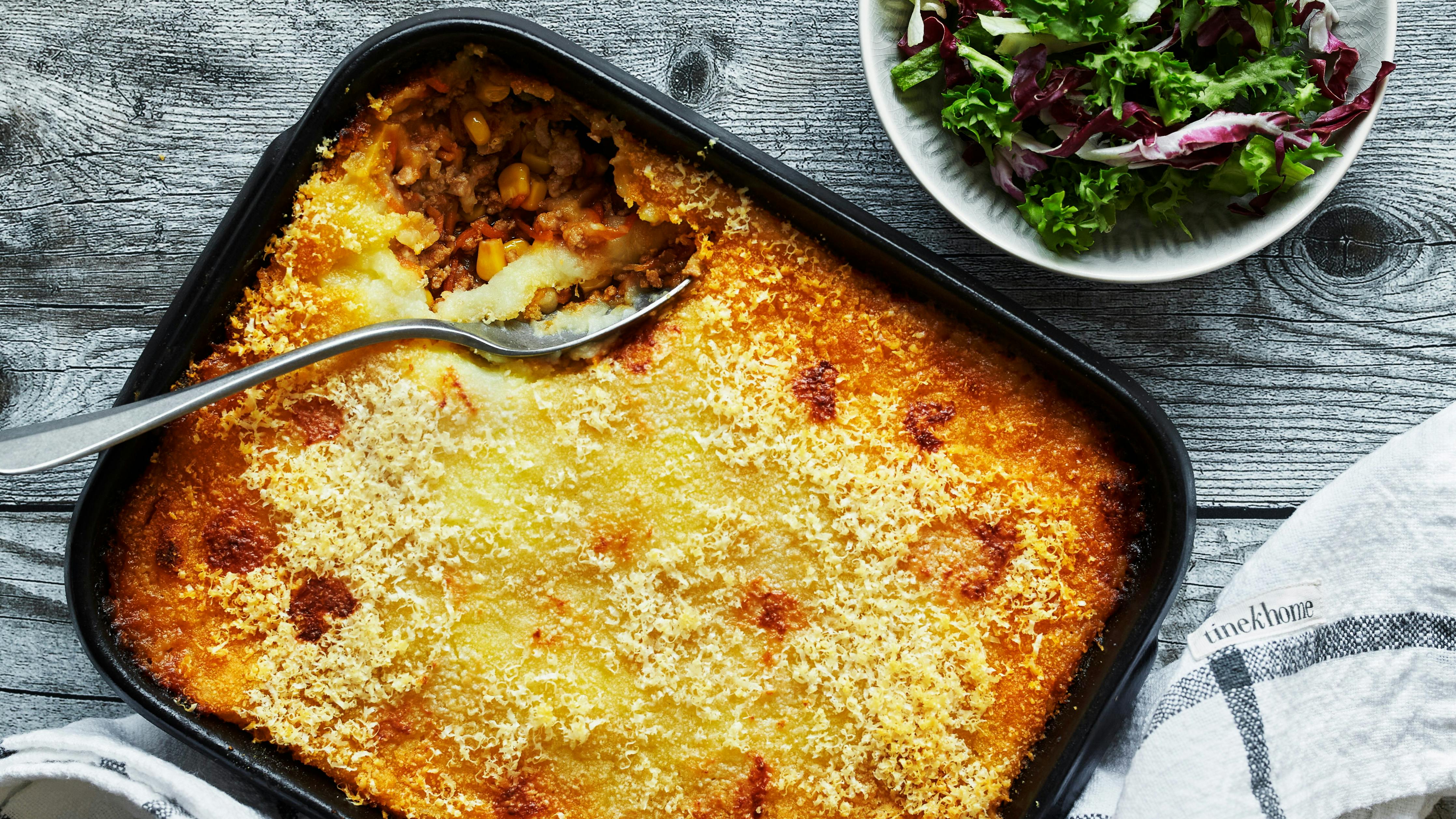 Har du lyst til hverdagsmad med masser af smag? Så skal du prøve at lave shepherd's pie. Denne opskrift er med hakket svinekød, men du kan også skifte det ud med oksekød eller lammekød.