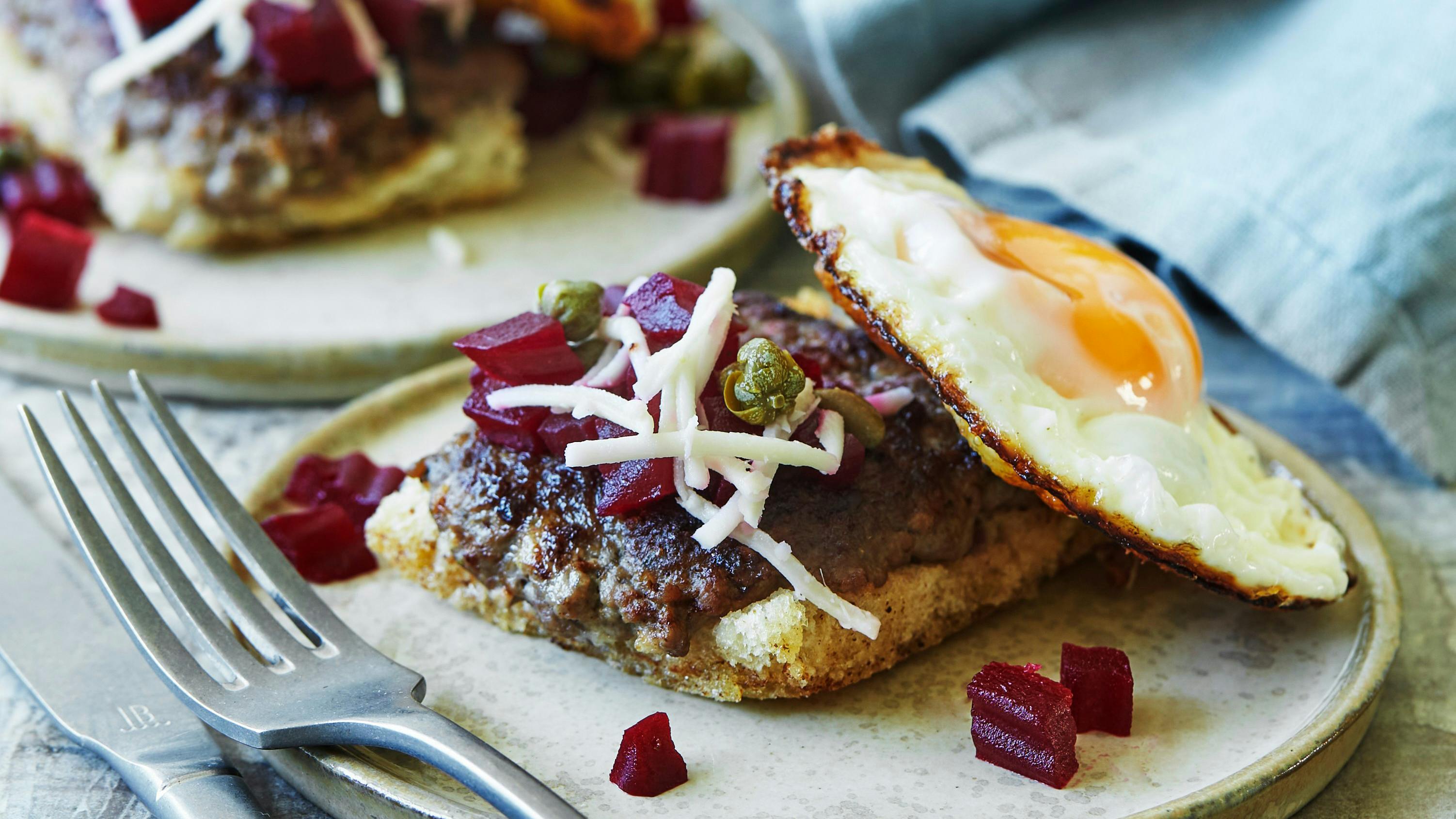 Pariserbøf med spejlæg