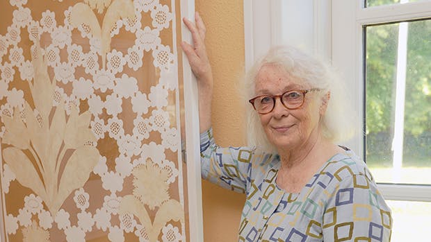 Dame står foran væg