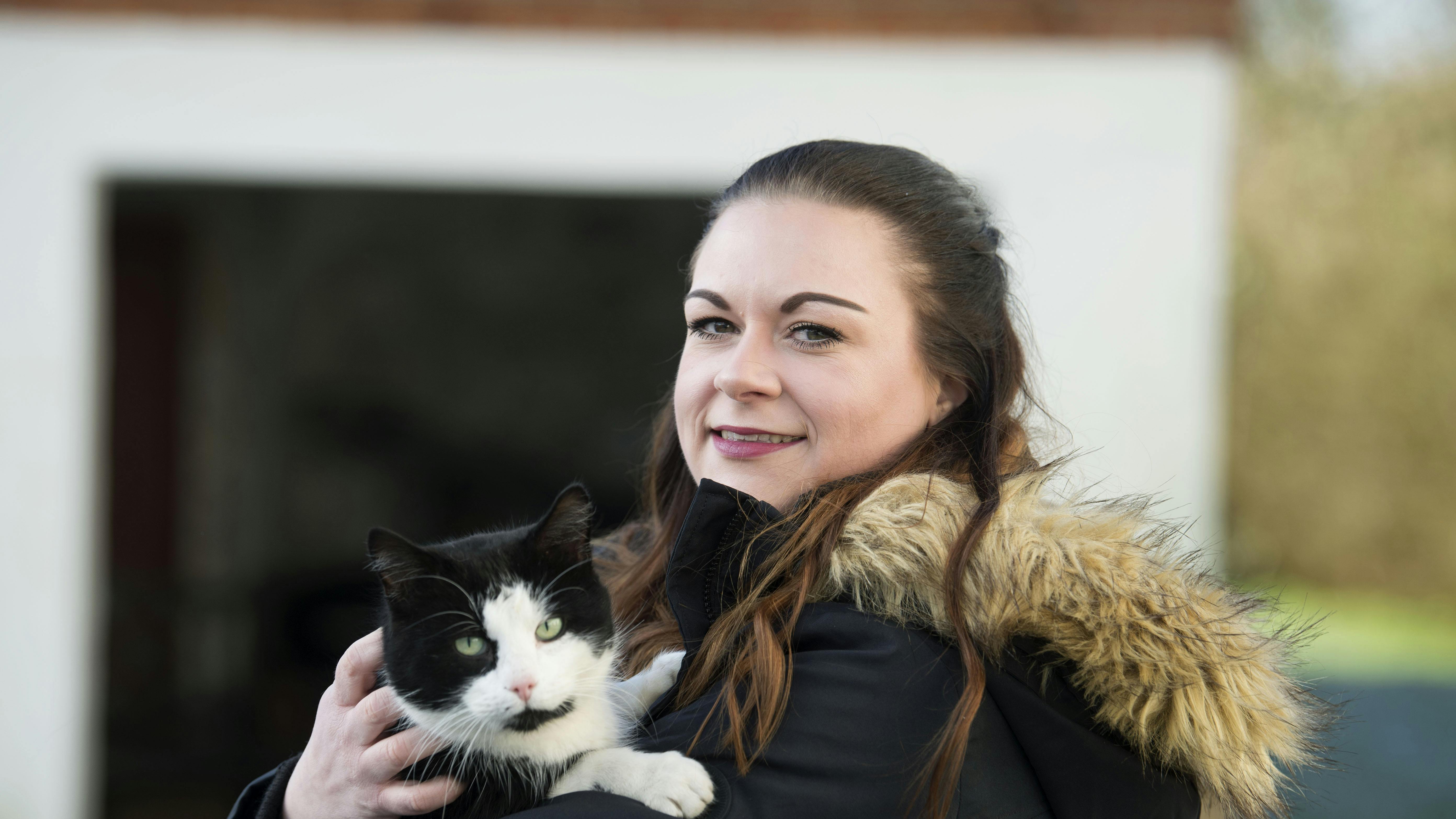 Kvinde med kat i favn