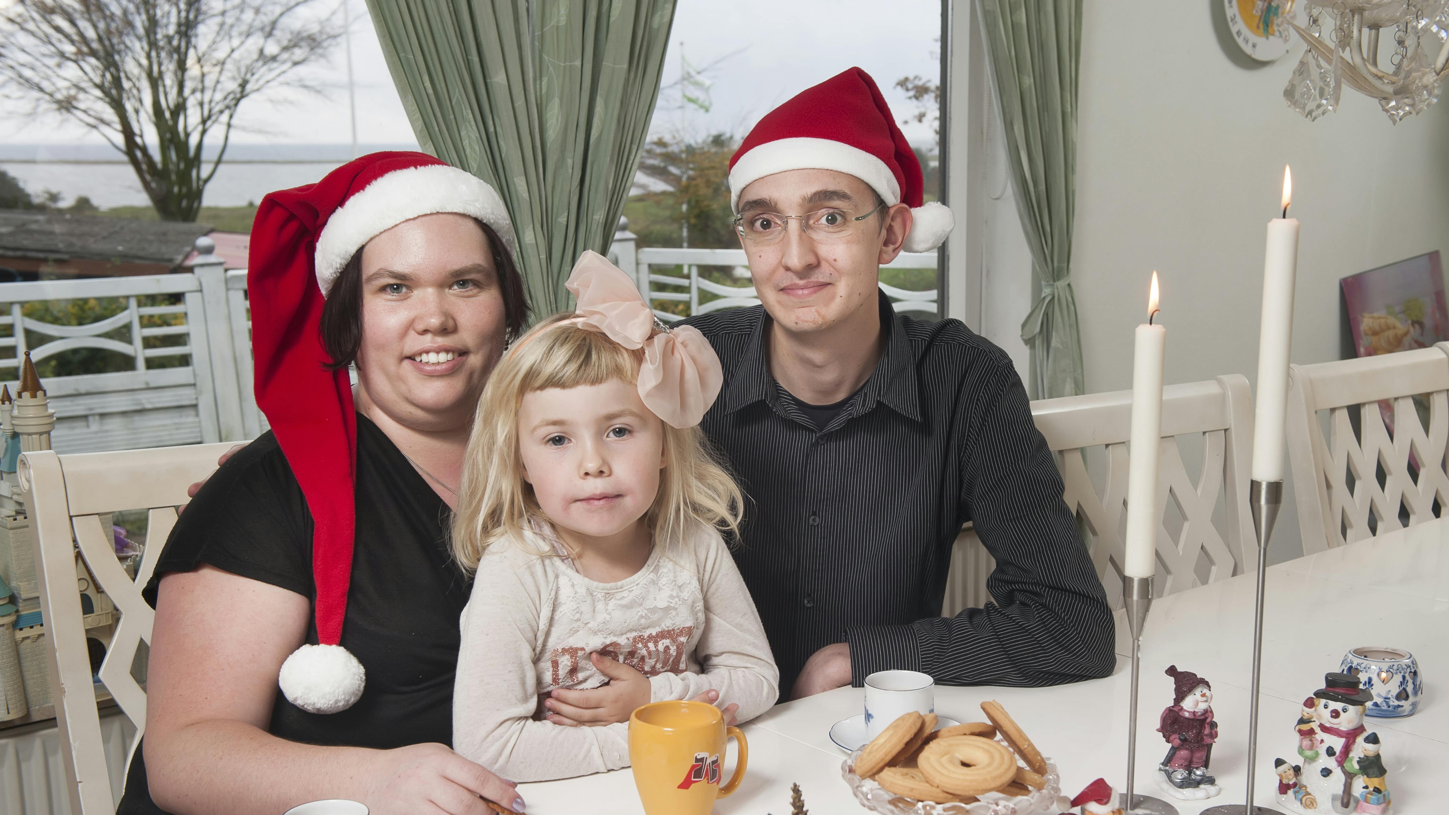 Winnie Holbech Stuwitz, kæresten Mark og datteren Malou julehygger i hjemmet i Bøjden