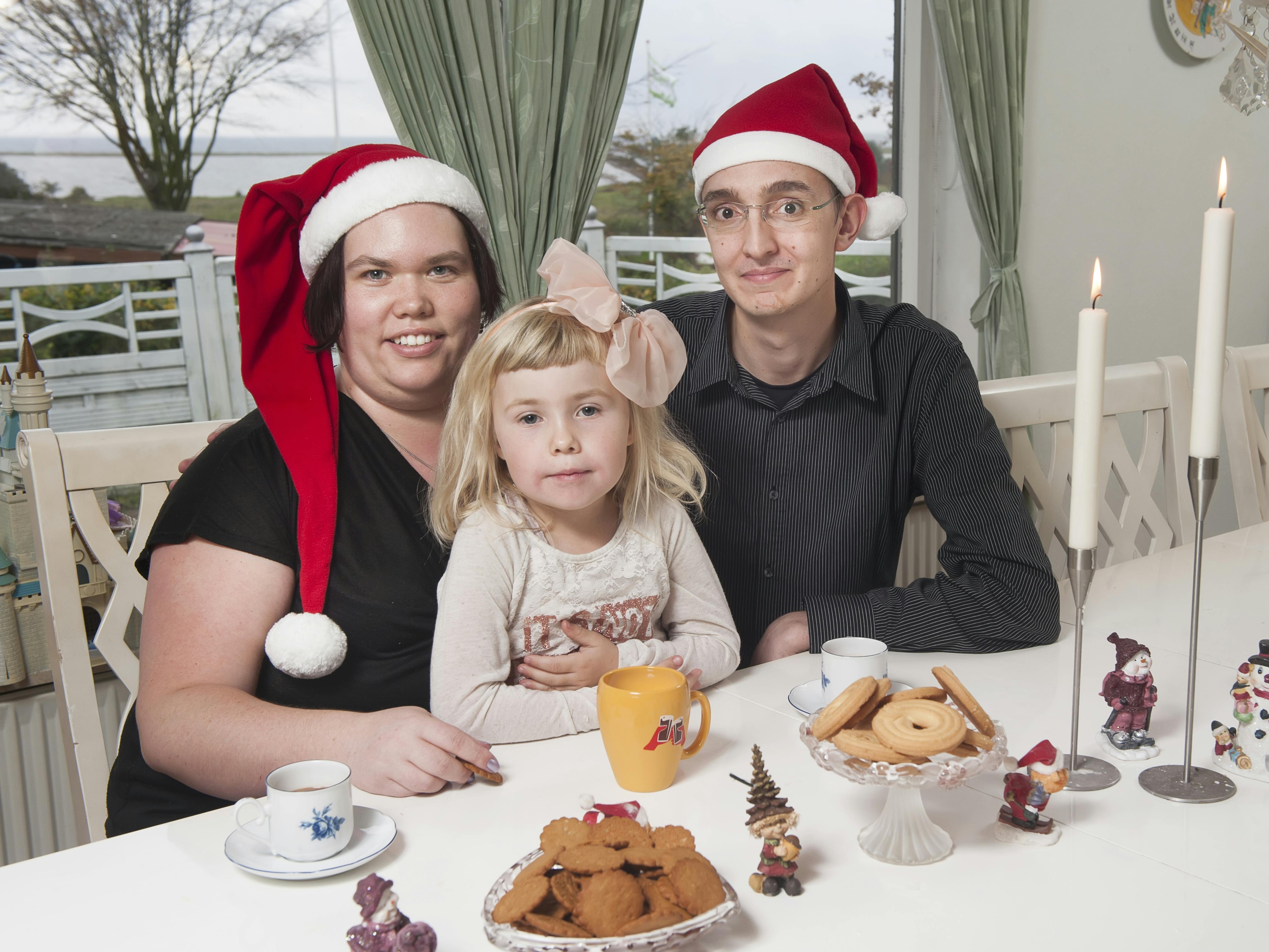 Winnie Holbech Stuwitz, kæresten Mark og datteren Malou julehygger i hjemmet i Bøjden