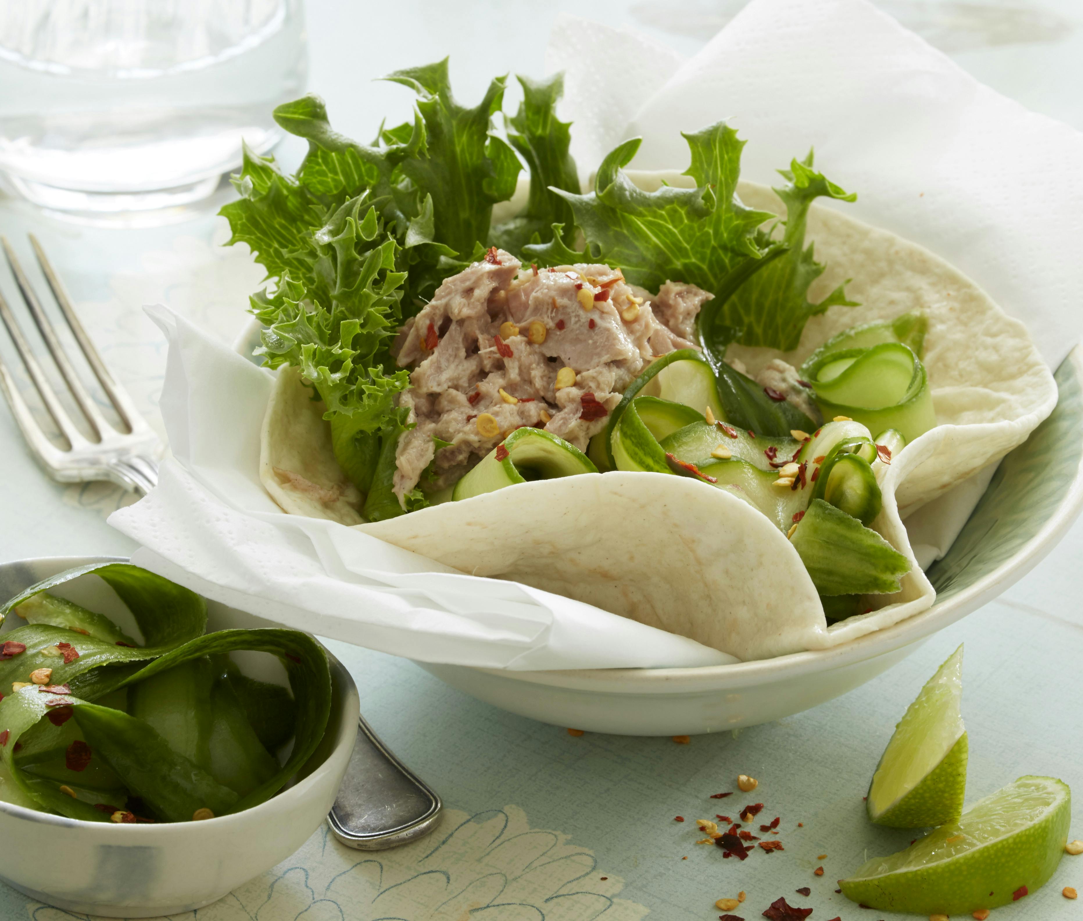 Wraps af majstortillaer foldet omkring tunfisk og serveret med en chilikrydret agurkesalat