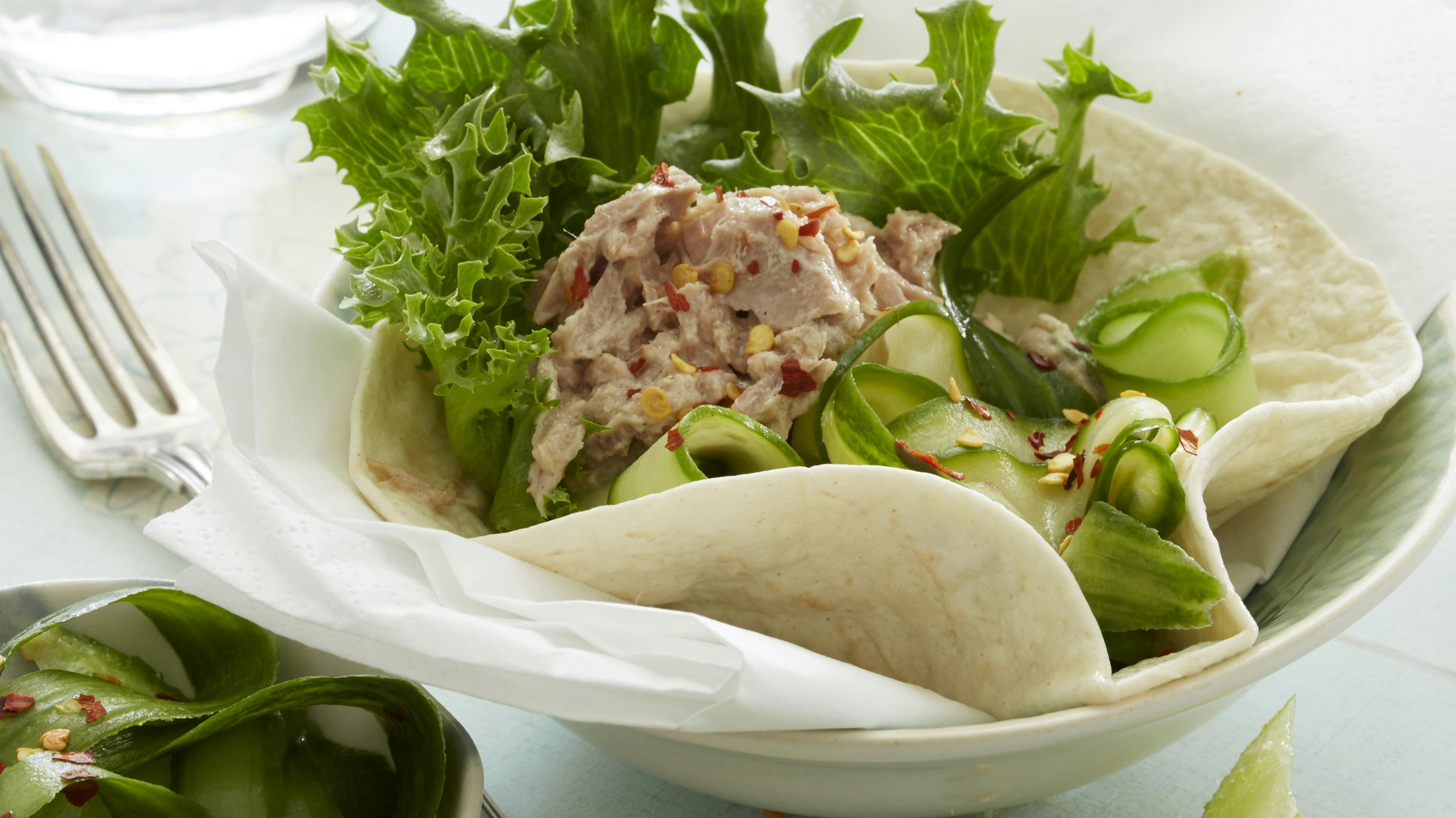 Wraps af majstortillaer foldet omkring tunfisk og serveret med en chilikrydret agurkesalat