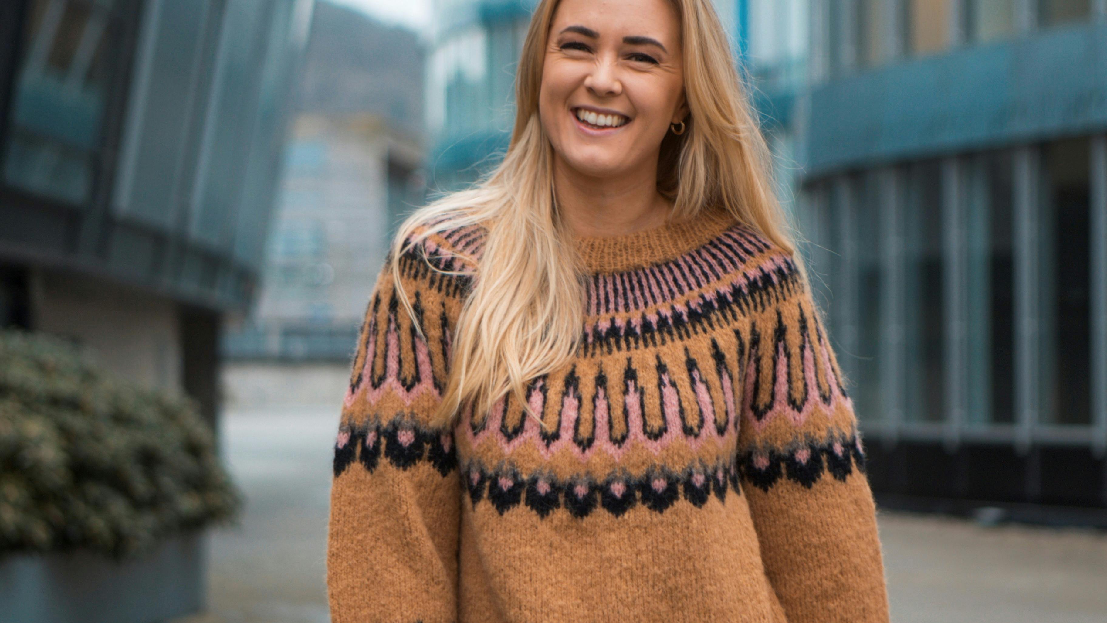 Sweater i varme nuancer