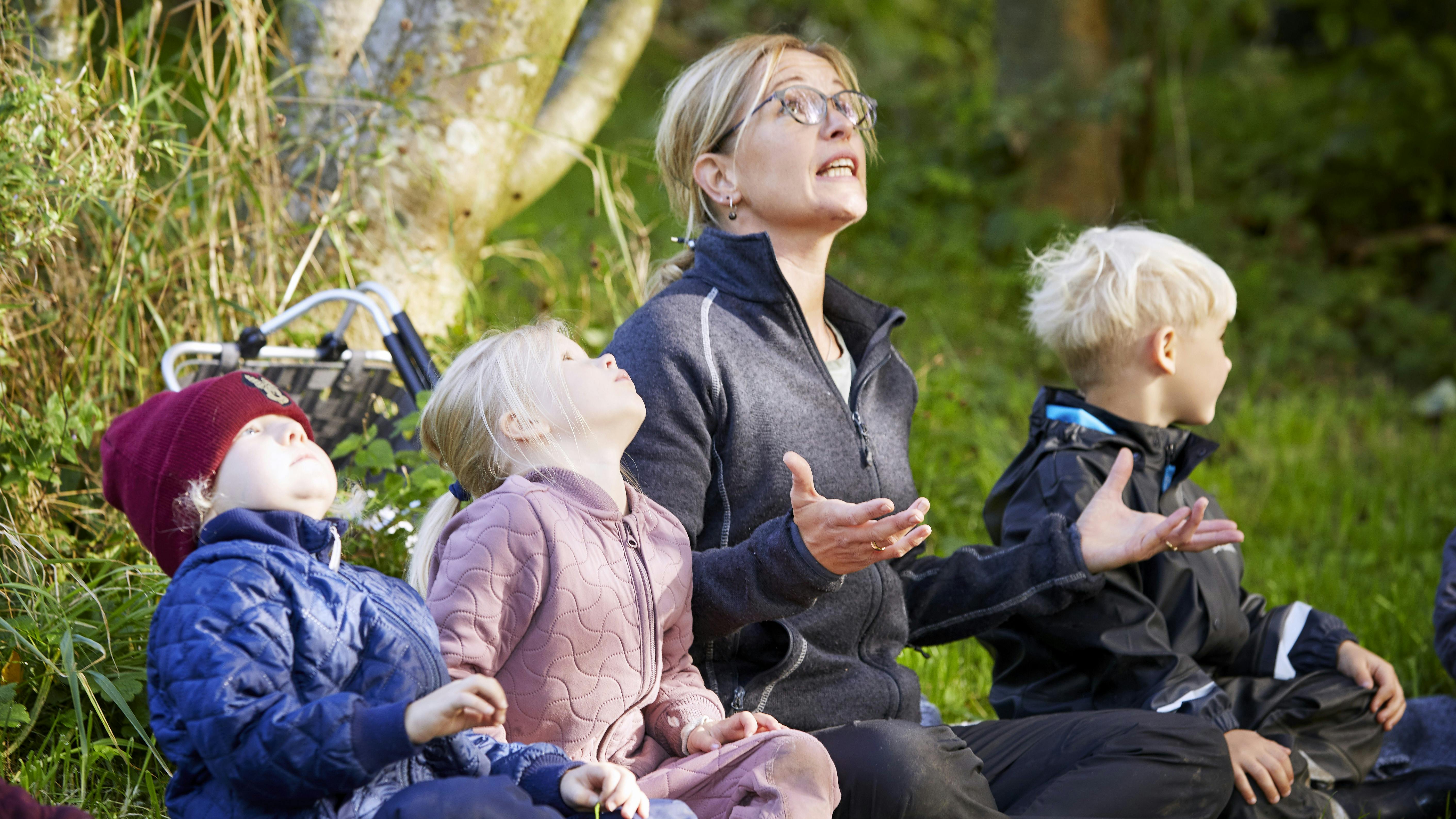 Børnehavebørn dyrker yoga: Vi lukker verden ude