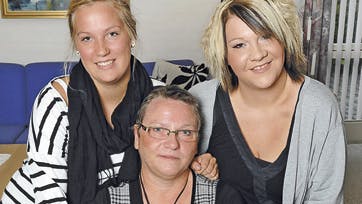 Døtrene, Mette og Ann, syntes også, at deres mor, Hanne, fortjente at få buketten, som ellers tilfalder indstilleren af julekurven. Foto: Jørgen Ploug