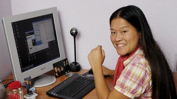 Tina brænder for at fotografere, og mange kender hende bedst under sit kunstner- og kælenavn Leepix. Her er hun i færd med at redigere billeder på computeren. Foto: Torkel Dyrting og Lee Photography