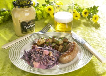 Medisterpølse med pandekartofler og rødkålssalat