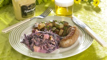 Medisterpølse med pandekartofler og rødkålssalat