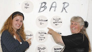 I stedet for at lade de unge selv tage sprut med valgte Elisas forældre at sælge vin, øl, shots og drinks. Det gik fint, men Eva indrømmer, at hun blev overrasket over, hvor meget de unge kunne drikke. Og foreslog indimellem en sodavand? Foto: Jørgen Plou