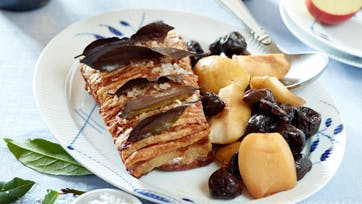 Flæskesteg med æbler og svesker