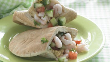 Pitabrød med hjemmelavet hummus og rejer