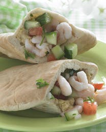 Pitabrød med hjemmelavet hummus og rejer