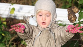 Jordskokker er sjovt legetøj for mine piger, som elsker at lave arkæologisk udgravning i al slagsjord og fiske spiselige ting ud af den. Og så kan jordskokker flyve, vidste I det?Fotos: Anne-Marie Øby