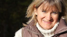 Lige nu er de løg, man køber i butikkerne og på internettet helt dugfriske, og derfor er september/oktober den perfekte tid at læggedem i jorden på. Disse poser er fra Isabellasmith.com. Foto: Anne-Marie Øby