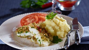 Ovnbagt sværdfisk med hjemmelavet persillecrust
