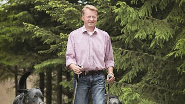 ? Før lå hele min identitet i min værktøjskasse, så jeg forstår, hvordan folk har det, når de får at vide, at de er færdige, siger Eskil. Heldigvis fandt smeden ud af, at hans hænder kunne håndtere andet end hestehove og store hammere. Foto: Henrik Bjerg