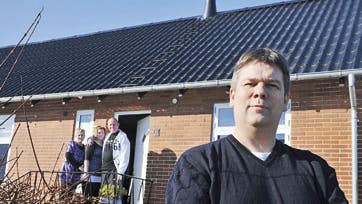 Clairvoyant og healer Steen Kofoed foran Misse, Carsten og datteren Michelle, der er meget frustrerede over de mange ulykker, der har ramt dem. Foto: Torkel Dyrting