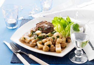 Hakkebøf med persillerodsragout og svampe