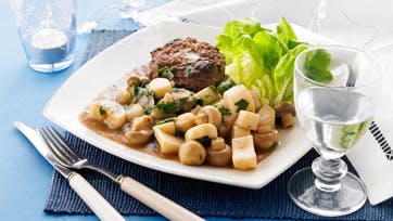 Hakkebøf med persillerodsragout og svampe