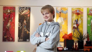 Rasmus trækker vejret ind gennem en ventil i halsen og ånder ud gennem munden. Han har lært at tale igen og jubler over, at alle hans malerier, som i øjeblikket er udstillet i Galleri Kvist i Horsens, er solgt!