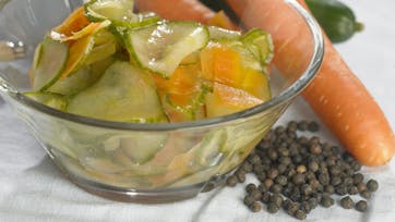 Hjemmelavet agurkesalat med rå gulerod og citron