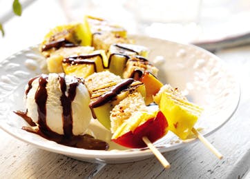 Lækre grillede frugtspyd med marcipan og is