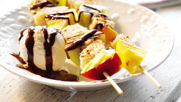 Lækre grillede frugtspyd med marcipan og is