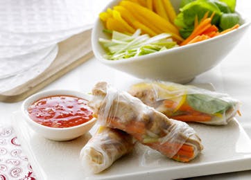 Friske vietnamesiske forårsruller med kylling og nudler