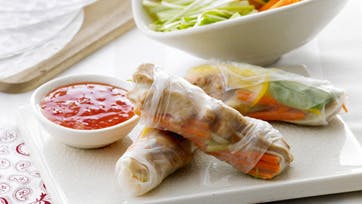 Friske vietnamesiske forårsruller med kylling og nudler