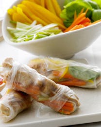 Friske vietnamesiske forårsruller med kylling og nudler