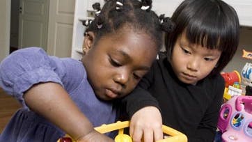 Olivia fra Kina og Victoria fra Nigeria blev hinandens bedste søstre, da Malene og Jens adopterede dem